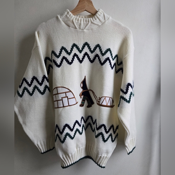 Chic White Turtleneck Sweater with Zigzag Design - Picture 1 of 4